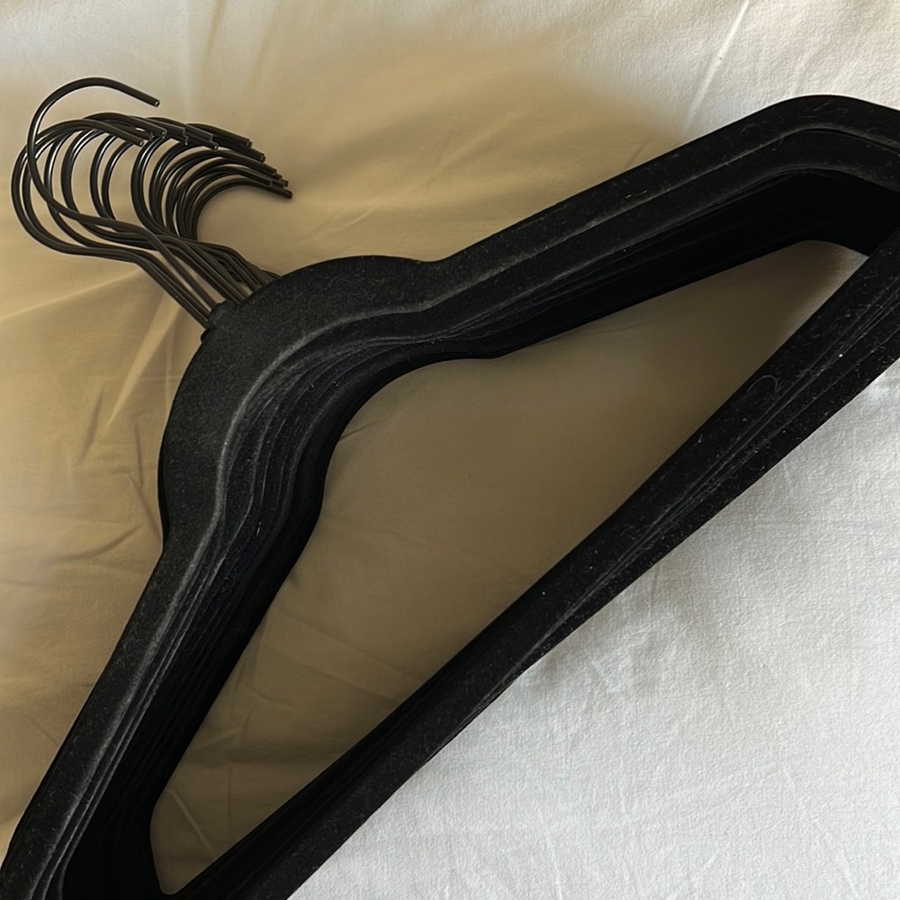 20 velvet hangers